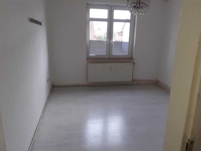Günstige, sanierte 3-Zimmer-Wohnung mit Einbauküche in Bergen