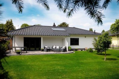 Moderner Familienbungalow mit Gartenidylle – Komfortables Wohnen auf einer Ebene