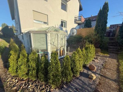 Sehr ruhig gelegene 3 Zi Terrassen Wohnung! Mit Wintergarten, EBK, voll Bad, Keller u PKW Stellplatz