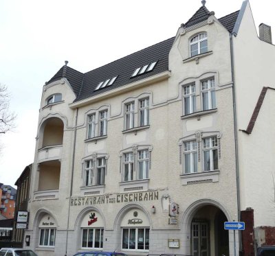 Gemütliche Dachgeschoss-Wohnung mit Balkon Nähe Bahnhof zu vermieten!
