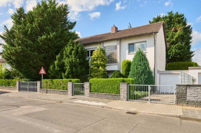 Großzügiges Zweifamlienhaus mit hochwertiger Substanz in Mühlheim