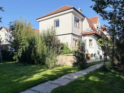 "Nostalgie" - sanierte DHH mit parkähnlichen Grundstück - provisionsfrei