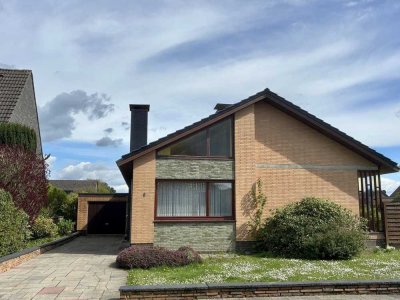 Frisch renoviertes, freistehendes Einfamilienhaus mit Garten, Garage und PKW-Stellplätzen.