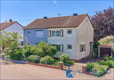 Sanierungsbedürftige Doppelhaushälfte mit Garten, Balkon und Garage