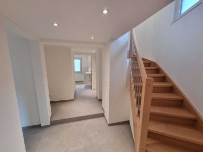 Kernsaniertes 4,5-Zimmer-Haus mit EBK, Stellplatz und Balkon