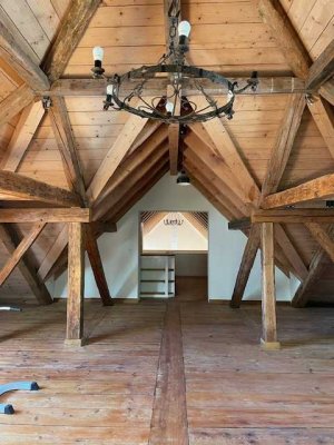 Geräumige, exklusive 5-Zimmer-Wohnung 2-stöckig, gehobene Innenausstattung mit Balkon in Haimhausen