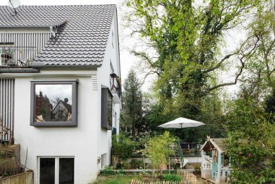 Grüne Oase am Hubbelrather Weg: Exklusiv möblierte Maisonette-Whg. mit großer Terrasse & Stpl.