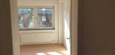 Neu renovierte 1-Zimmer-Wohnung in Oberhausen mit Einbauküche