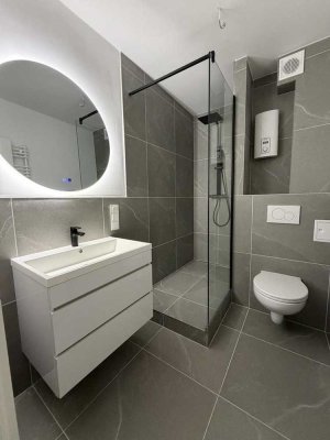 Sanierte 2-Zimmer-Wohnung mit Stellplatz in zentraler, aber ruhiger Lage-nahe AKN Eidelstedt Zentrum