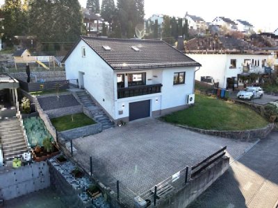 Modernes Einfamilienhaus mit großer Terrasse, mehreren Stellplätzen und Garage