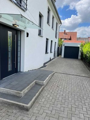 NEUBAU-Standard, wunderschöne EG-Wohnung mit Terrasse, Garten, Garage und EBK