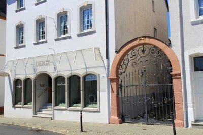 5 Wohnungen, 2 Ladengeschäfte & große Halle