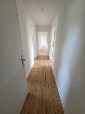 Marli, 4 Zimmer DG links  EBK mit Badewanne