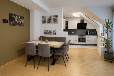 Neuwertige Eigentumswohnung im Dachgeschoss – 4 Zimmer mit Balkon &amp; Tiefgarage in Waidhofen/Zell