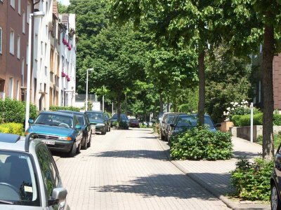 Nette Hochparterre in ruhiger, grüner Stadtlage mit Balkon zum Garten