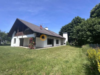 Freistehendes Einfamilienhaus mit Garage und großem Garten in ruhiger und beliebter Wohnlage