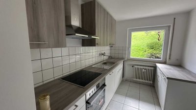 Gepflegte 2-Zimmer-EG-Wohnung, neue Einbauküche, große Terrasse und Einzelgarage in Göppingen