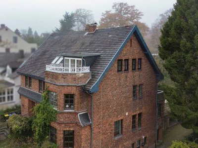 Charmanter Altbau - DG Wohnung mit modernem Komfort, WG geeignet