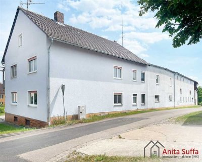 Ländlicher 3-Seiten-Hof zur Sanierung – Wohnhaus, Hofareal, Stallungen und 5.000 m² Wald!