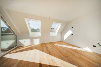 HOCHWERTIGE DACHGESCHOSSWOHNUNG MIT LICHTDURCHFLUTETEM WOHNBEREICH