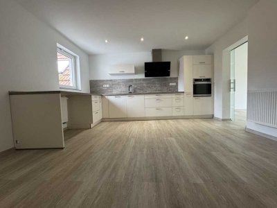 Charmante 4 Raum Wohnung mit Küche, Kamin, Terrasse u. Garten