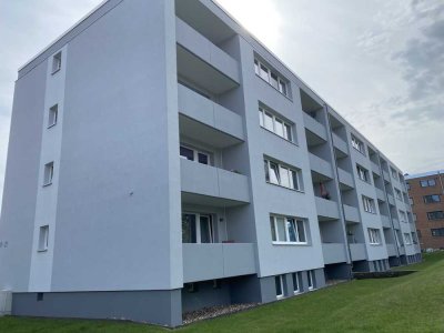 Erstbezug nach Sanierung mit Balkon: Stilvolle 2-Raum-Wohnung mit geh. Innenausstattung in Wedemark