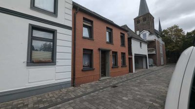 Geräumiges RMH mit Ausbaureserve, kleinem Außenbereich/ Terrasse in zentraler Lage