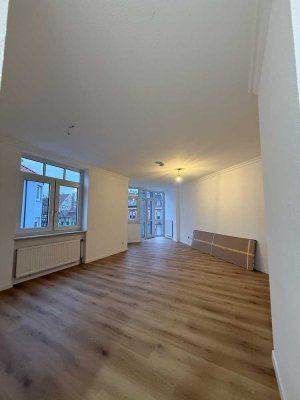 Frisch renoviert! Helle 2,5-Zi-Wohnung, barrierefrei,neuer Vinylboden & hochwertiger EBK