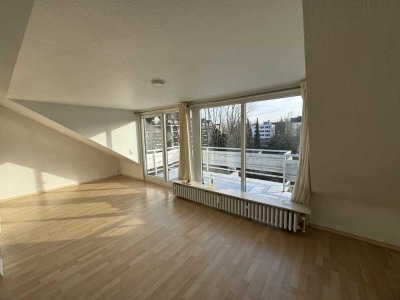 Wohnung mit Balkon und eigenem Aufgang und begehbares Dachgeschoss als Nutzraum im Bismarckviertel