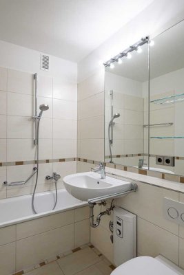 Großzügige, helle 1-Zimmer-Wohnung mit Balkon für jung und alt, zentral gelegen !