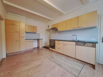 2,5-Zimmer-Altbau mit Einbauküche, Garten und Garage in Mülheim