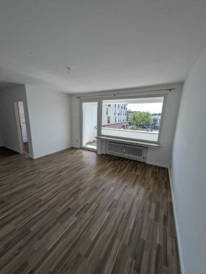 Top Lage Ratingen: Frisch renovierte  2-Zimmer-Wohnung mit Balkon & PKW-Stellplatz
