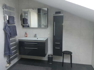 Attraktive und gepflegte 3,5-Zimmer-Dachgeschosswohnung mit geh. Innenausstattung mit EBK