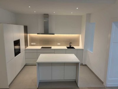 Erstbezug nach Sanierung: 4-Raum-Souterrain-Wohnung im Altbau mit Einbauküche und großer Terrasse
