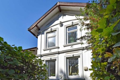 Verwunschenes Kleinod in allerbester Lage: Sanierungsbedürftige Villa im Kleinformat im Villengebiet