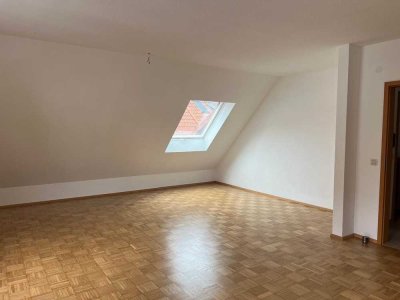 Helle, moderne und freundliche Dachgeschoss-Wohnung (Möblierung möglich) mit neuer EBK