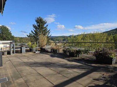 Echte Rarität: Sonniges Penthaus, Blick über Baden-Baden, Lift, EBK, Dachterrasse, Garage - frei