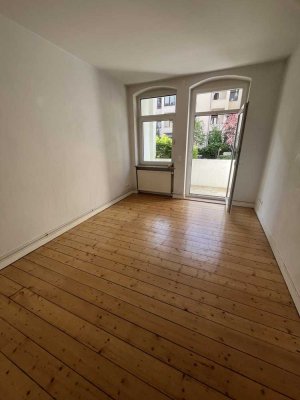 Hier wird renoviert: 2-Zimmer-Wohnung mit Balkon!