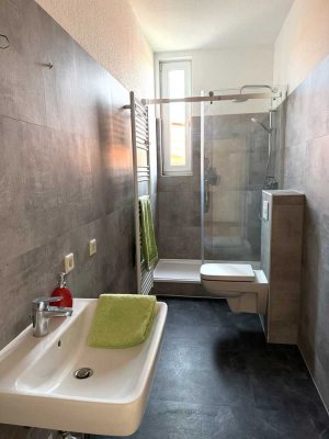 +++Schickes Dachgeschoss in freundlicher Hausgemeinschaft mit Duschbad+++