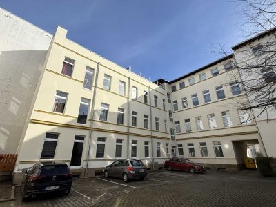 Große 2-Raum-Erdgeschosswohnung im  ruhigen Hinterhaus, mit Tageslichtbad, Gäste-WC & bald Balkon!