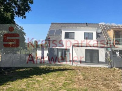 In diesen Garten passt nicht nur ein Trampolin!
Moderne DHH in ruhiger, zentraler Wohnlage