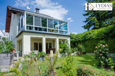 Exklusives Einfamilienhaus in ruhiger Bestlage – Wohnen mit Gartenidylle und traumhaftem Weitblick aus dem Wintergarten