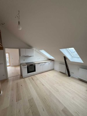 Erstbezug in heller Dachgeschosswohnung, ideal für WG-Neugründung