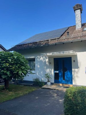 Freistehendes Einfamilienhaus mit Photovoltaik-Anlage, Garage und Swimmingpool