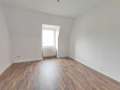 Renovierte 2-Raumwohnung + Loggia + Laminat + große Küche + EBK
