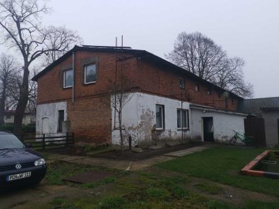 Einfache Haushälfte am Dorfrand