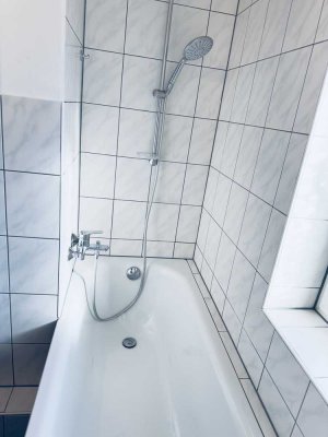Freundliche und vollst. renovierte 3-Zimmer-Wohnung mit geh. Innenausstattung mit Balkon