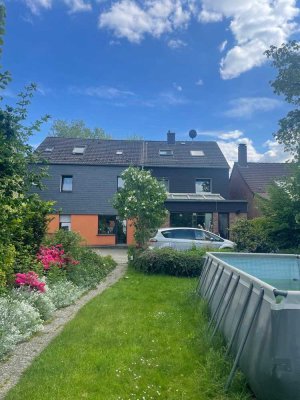 "Freistehende Immobilie", bestehend aus Doppelhaushälfte und Dreifamilienhaus mit Garten und Garagen