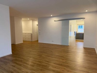 sofort frei - 3-Zimmer-Wohnung - Zentrum von Hof - Balkon, Aufzug, EBK, modernes Bad & Carport