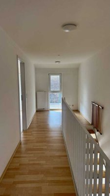3,5-Zimmer-Maisonette-Wohnung mit 2 Balkonen und Gemeinschaftspool!
